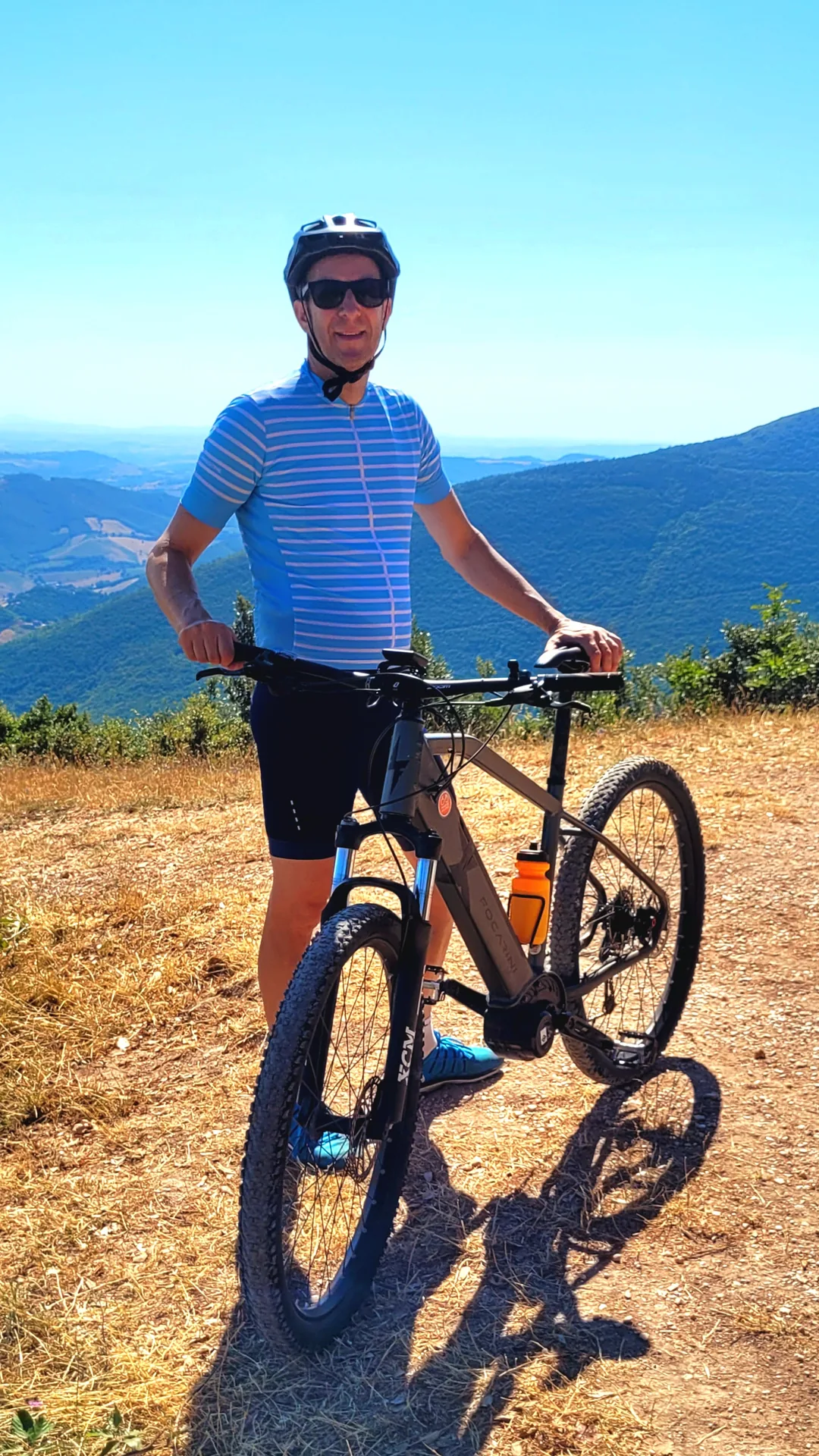 Mit dem Mountainbike auf einem Bergrücken, weiter Blick über die Hügel