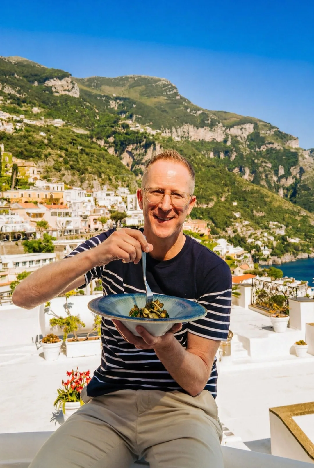 Jens Depenau genießt einen Teller Pasta auf einer Terrasse hoch über Positano