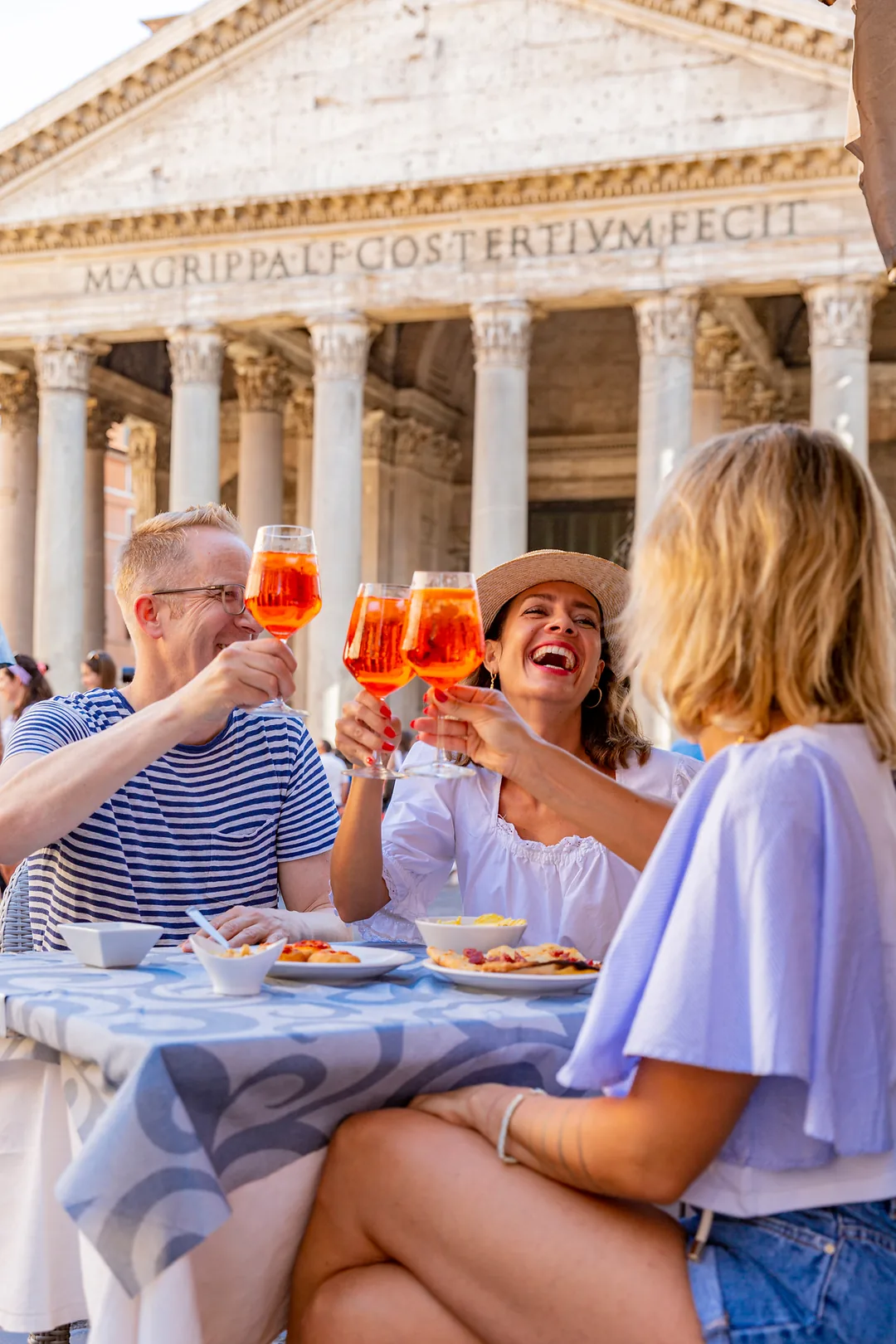 Anstoßen mit Aperitivo an einem kleinen Tisch direkt vor dem Pantheon in Rom