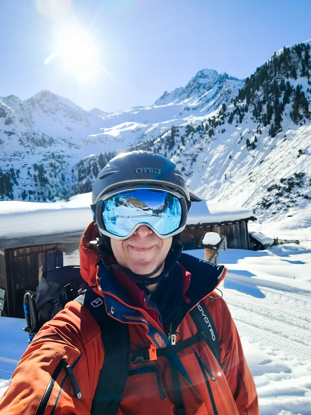 Auf Splitboard-Tour im tiefverschneiten Hochgebirge, die Sonne über den Gipfeln